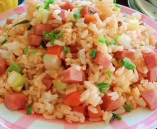 Hình ảnh Cơm chiên dương châu xúc xích