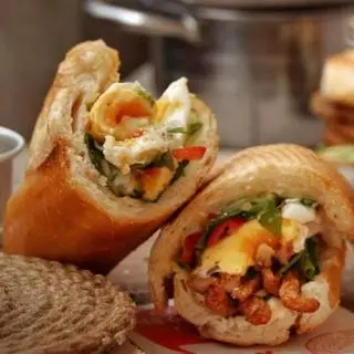 Hình ảnh Bánh mì chả cá trứng xúc xích