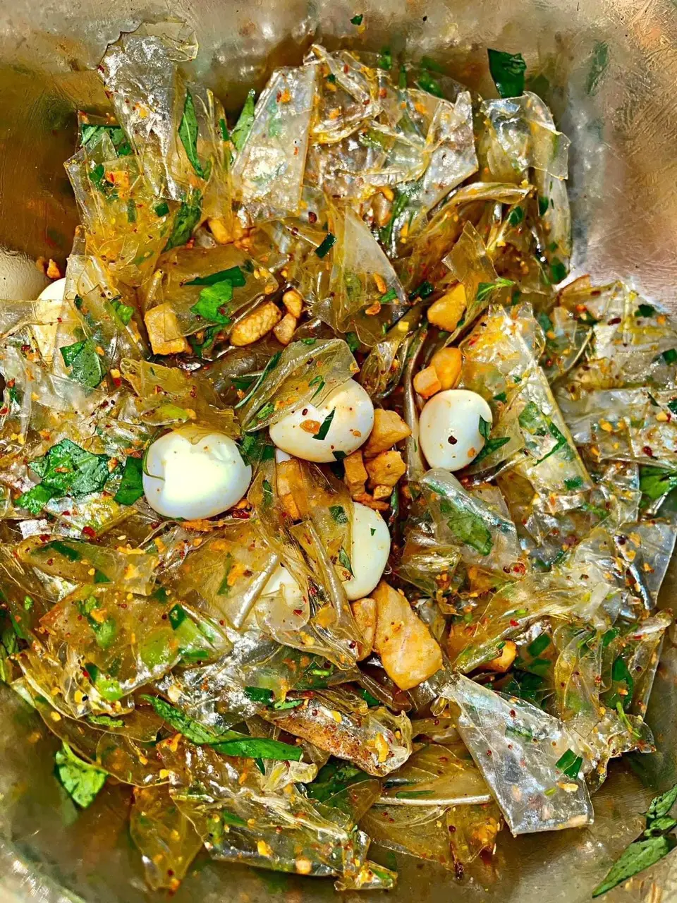 Hình ảnh Bánh tráng dẻo  phơi sương trộn thập cẩm mỡ hành tóp mỡ trứng cút tỏi giòn