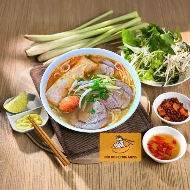 Hình ảnh Bún bò Huế đầy đủ