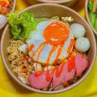 Hình ảnh Mì Indomie trứng - xúc xích