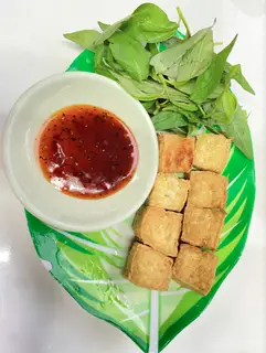Hình ảnh Đậu hủ chiên rau răm nước sốt chay