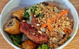 Hình ảnh Bún thịt nướng thập cẩm