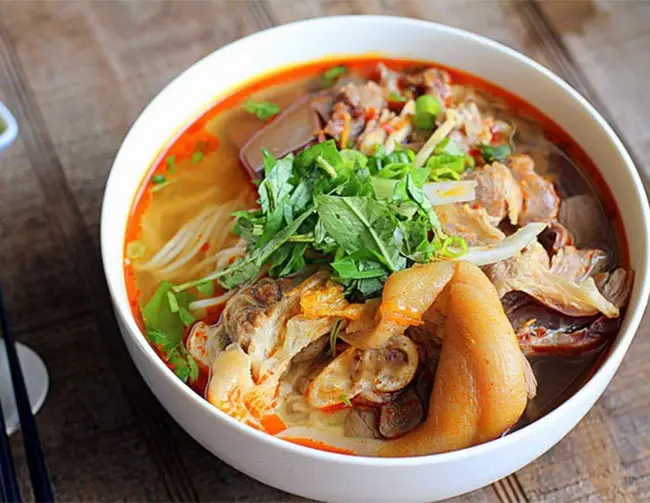 Hình ảnh Bún Bò Huế Giò Heo Khoanh Đặc Biệt