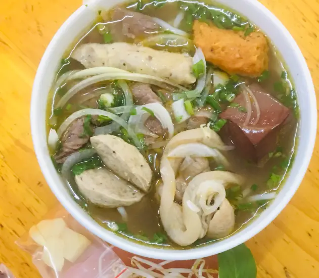 Hình ảnh Bún bò huế đầy đủ