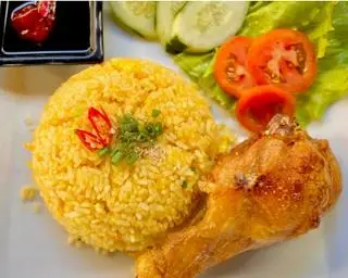 Hình ảnh Cơm gà xối mỡ đùi