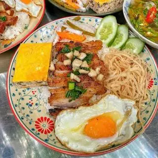 Hình ảnh Cơm tấm sườn bì trứng ốp