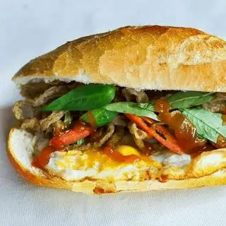 Hình ảnh Bánh mì chả cá trứng nhỏ