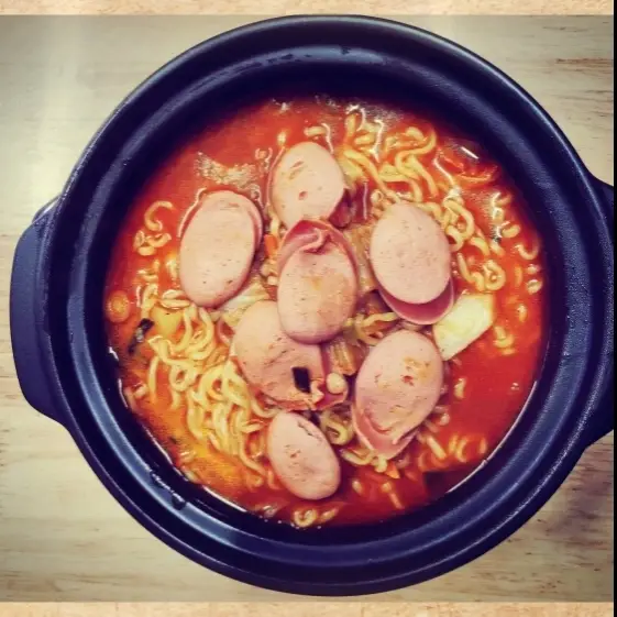 Hình ảnh Mì cay kim chi xúc xích