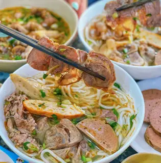 Hình ảnh Bún bò tái nạm gân