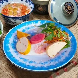 Hình ảnh Bánh cuốn trứng lòng đào đặc biệt