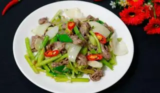 Hình ảnh Cơm bò xào cần tỏi