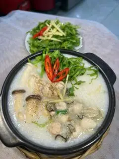 Hình ảnh Cháo hàu cải bẹ xanh sốt bào ngư