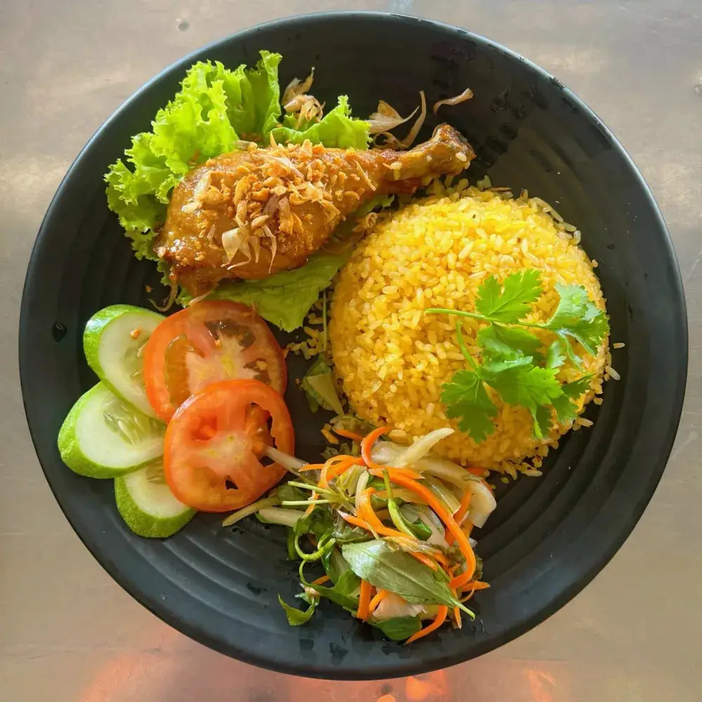 Hình ảnh Cơm gà xối mỡ - đùi tỏi nhỏ 