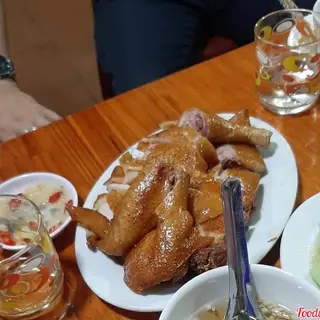 Hình ảnh Gà hun khói 1 con ( ăn nóng ) 