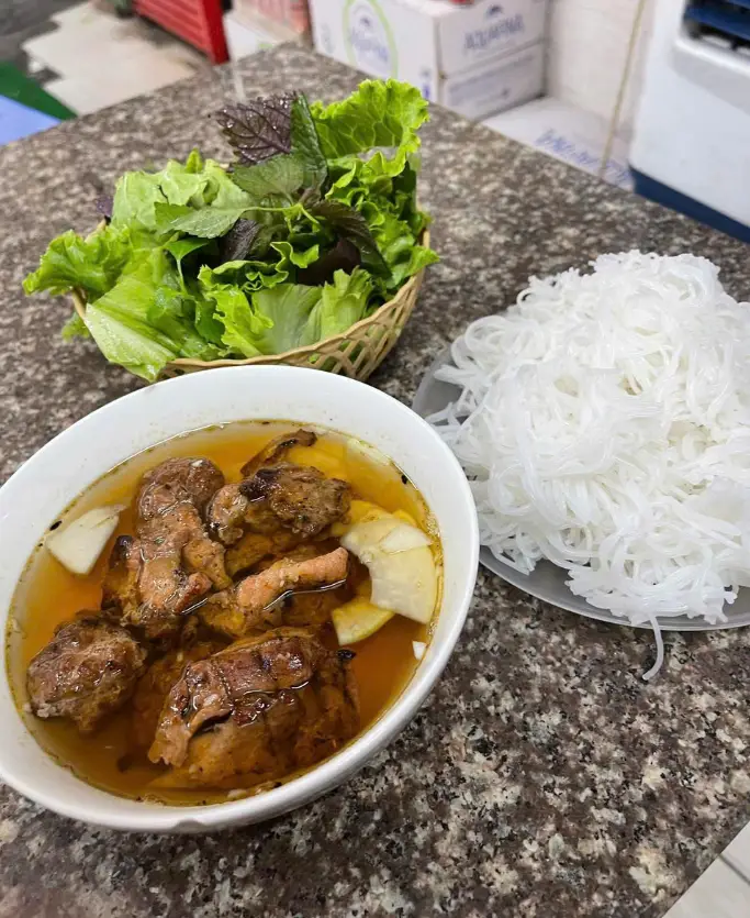 Hình ảnh Bún chả chấm thấp cẩm đầy đủ thịt viên thịt miếng