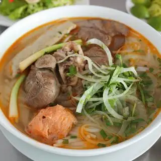 Hình ảnh Bún bò Huế không móng thay mọc
