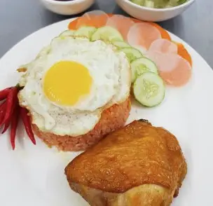 Hình ảnh Cơm gà xối mỡ ốp la 2 trứng