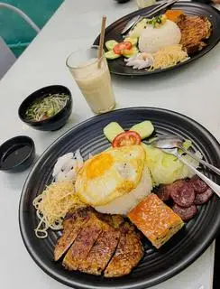 Hình ảnh Cơm tấm sườn lạp xưởng