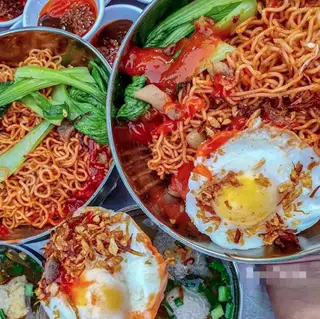Hình ảnh Mì trộn trứng ốp