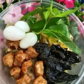 Hình ảnh Bánh tráng phơi sương tóp mỡ - khô bò đen - trứng cút lòng đào
