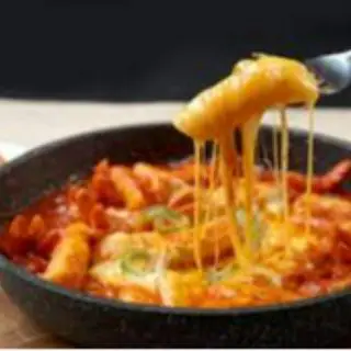 Hình ảnh Tokbokki phô mai kéo sợi