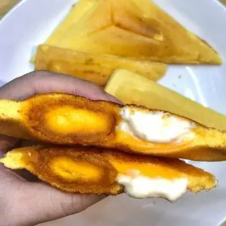 Hình ảnh Hotdog phô mai tan chảy trứng muối