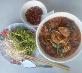 Hình ảnh Bún bò Huế chả nạm gân