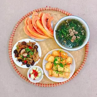 Hình ảnh Cơm  gà luộc hoac gà kho gừng