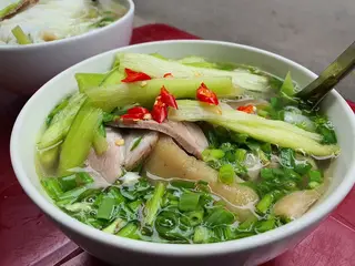 Hình ảnh Bún giò sườn sụn dọc mùng