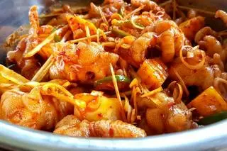Hình ảnh Chân gà rút xương sốt thái