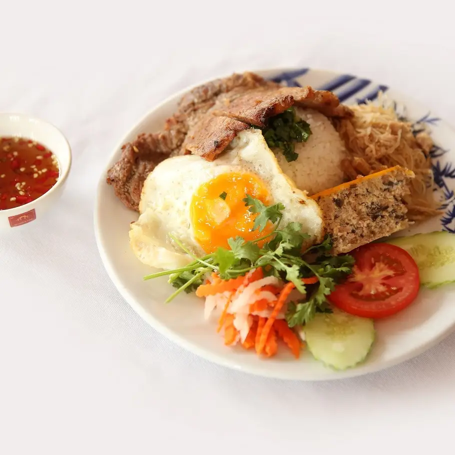 Hình ảnh Cơm sườn bì chả ốp la