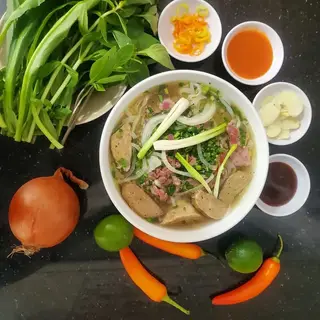 Hình ảnh Rare beef ball noodle soup