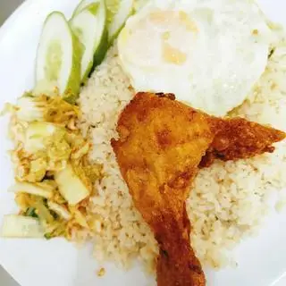 Hình ảnh Cơm chiên đùi gà ốp la