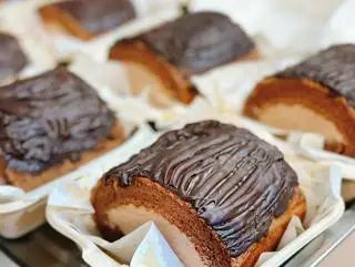 Hình ảnh Bánh khúc cây kem whip choco - ổ to 1-2 người ăn