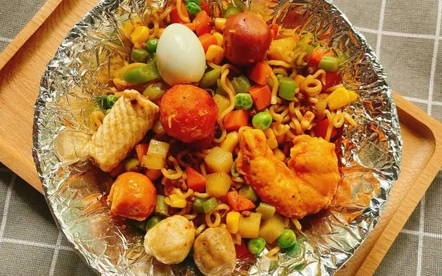 Hình ảnh Mì trộn indomie 1 gói đầy đủ
