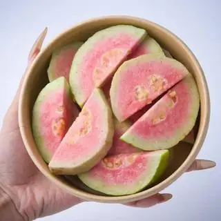 Hình ảnh Ổi hồng giòn cắt sẵn