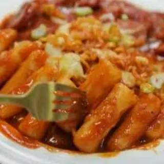 Hình ảnh Tokbokki phô mai - xúc xích