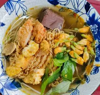 Hình ảnh Mì gói cá - hột vịt lộn