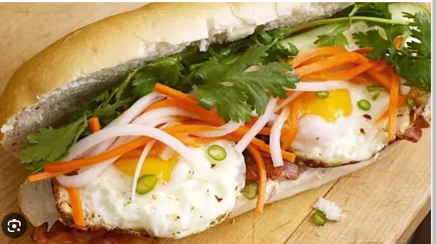 Hình ảnh Bánh mì thịt nướng ốp la