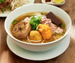 Hình ảnh Bún bò tái chả cua