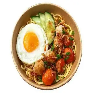Hình ảnh Mỳ trộn muối ớt xúc xích cá viên trứng ốp la