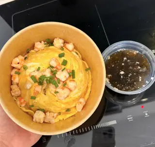 Hình ảnh Cơm tôm sốt trứng - canh rong biển