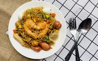 Hình ảnh Mỳ trộn con tôm surimi