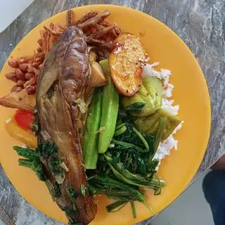 Hình ảnh Cơm thập cẩm cà nâu sốt mỡ hành