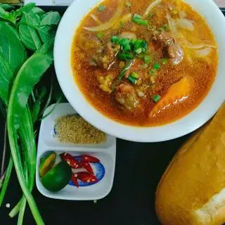 Hình ảnh Bò kho + banh mi