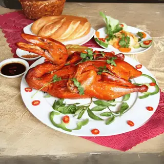 Hình ảnh Vịt quay lá mắc mật bánh mì