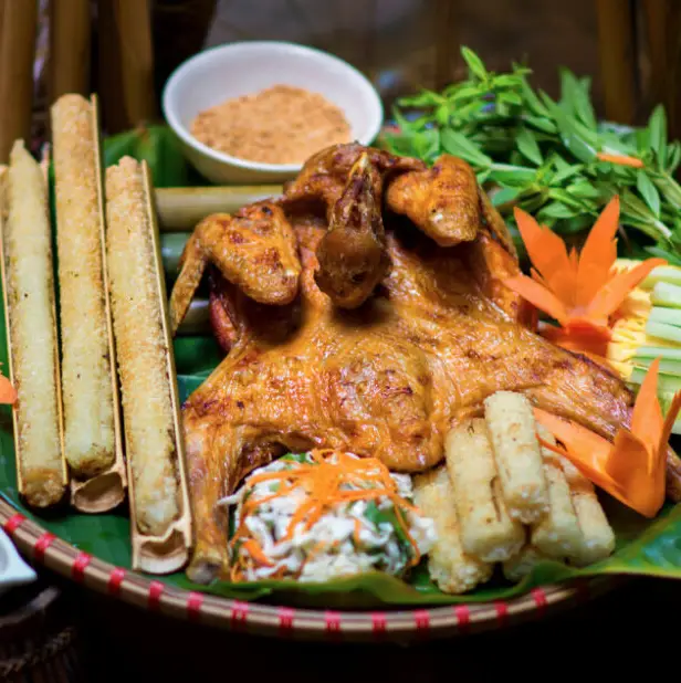 Hình ảnh Combo gà Sire Lớn Ngũ Vị nướng kèm 10 bánh bao( hình ảnh Minh họa)
