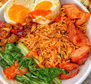 Hình ảnh Mì trộn  xúc xích & Cá viên 