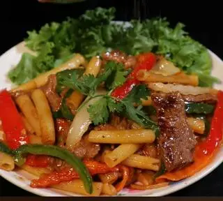Hình ảnh mì trộn xúc xích trứng